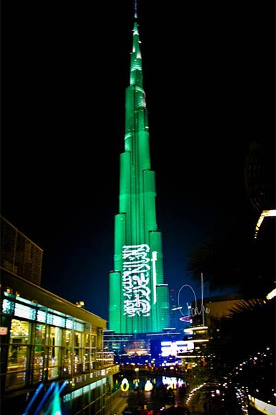 اضغط لمشاهدة الفيديو: برج خليفة يتوشح بالعَلَم السعودي وترديد نشيد المملكة تزامنًا مع الاحتفال باليوم الوطني الـ 88